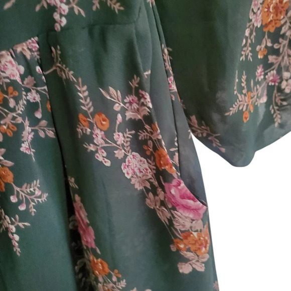 French Kiss floral v-neck baby doll blouse, size medium, with pockets - Picture 6 of 7